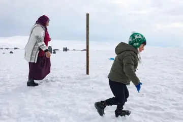 "Güneydoğu’nun Uludağ’ı" olarak anılan Karacadağ Kayak Merkezi, kış aylarında bölge halkının akınına uğrayarak renkli karelere sahne olmaktadır. 1919 metre rakımda bulunan bu eşsiz, klasik kış tatili anlayışını yöresel kültürle birleştirerek neşeli görüntülerinin çıktığı yerlerin başında gelir.