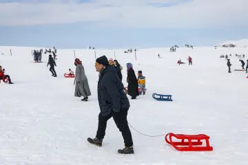 "Güneydoğu’nun Uludağ’ı" olarak anılan Karacadağ Kayak Merkezi, kış aylarında bölge halkının akınına uğrayarak renkli karelere sahne olmaktadır. 1919 metre rakımda bulunan bu eşsiz, klasik kış tatili anlayışını yöresel kültürle birleştirerek neşeli görüntülerinin çıktığı yerlerin başında gelir.
