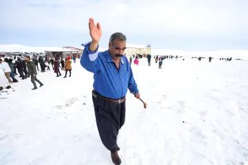 "Güneydoğu’nun Uludağ’ı" olarak anılan Karacadağ Kayak Merkezi, kış aylarında bölge halkının akınına uğrayarak renkli karelere sahne olmaktadır. 1919 metre rakımda bulunan bu eşsiz, klasik kış tatili anlayışını yöresel kültürle birleştirerek neşeli görüntülerinin çıktığı yerlerin başında gelir.