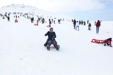 "Güneydoğu’nun Uludağ’ı" olarak anılan Karacadağ Kayak Merkezi, kış aylarında bölge halkının akınına uğrayarak renkli karelere sahne olmaktadır. 1919 metre rakımda bulunan bu eşsiz, klasik kış tatili anlayışını yöresel kültürle birleştirerek neşeli görüntülerinin çıktığı yerlerin başında gelir.