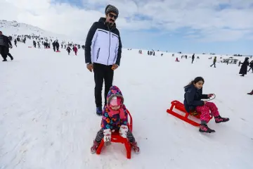 "Güneydoğu’nun Uludağ’ı" olarak anılan Karacadağ Kayak Merkezi, kış aylarında bölge halkının akınına uğrayarak renkli karelere sahne olmaktadır. 1919 metre rakımda bulunan bu eşsiz, klasik kış tatili anlayışını yöresel kültürle birleştirerek neşeli görüntülerinin çıktığı yerlerin başında gelir.