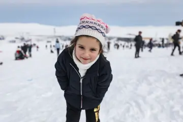 "Güneydoğu’nun Uludağ’ı" olarak anılan Karacadağ Kayak Merkezi, kış aylarında bölge halkının akınına uğrayarak renkli karelere sahne olmaktadır. 1919 metre rakımda bulunan bu eşsiz, klasik kış tatili anlayışını yöresel kültürle birleştirerek neşeli görüntülerinin çıktığı yerlerin başında gelir.