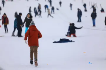 "Güneydoğu’nun Uludağ’ı" olarak anılan Karacadağ Kayak Merkezi, kış aylarında bölge halkının akınına uğrayarak renkli karelere sahne olmaktadır. 1919 metre rakımda bulunan bu eşsiz, klasik kış tatili anlayışını yöresel kültürle birleştirerek neşeli görüntülerinin çıktığı yerlerin başında gelir.