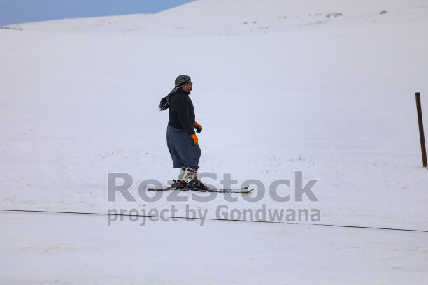 "Güneydoğu’nun Uludağ’ı" olarak anılan Karacadağ Kayak Merkezi, kış aylarında bölge halkının akınına uğrayarak renkli karelere sahne olmaktadır. 1919 metre rakımda bulunan bu eşsiz, klasik kış tatili anlayışını yöresel kültürle birleştirerek neşeli görüntülerinin çıktığı yerlerin başında gelir.
