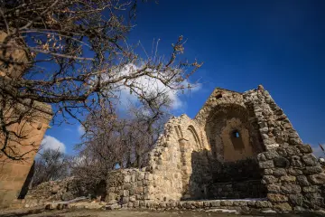 Van Gevaş'taki Akdamar Adası'nda yer alan tarihi manastır kalıntıları, taş mimarisi ve yüzyılları aşan kültürel mirası