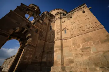 Akdamar Kilisesi'nin dış cephesindeki taş kabartmalar, Orta Çağ Ermeni mimarisinin Anadolu'daki en etkileyici örneklerinden