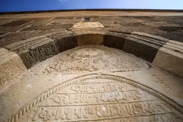 Akdamar Kilisesi'nin taş kitabesi ve haç kabartmaları, Van'da Orta Çağ Ermeni mimarisinin eşsiz izlerini yansıtır.