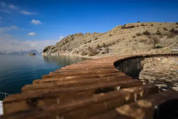 Van Gölü kıyısındaki ahşap yürüyüş yolu, Akdamar Adası'nın doğal güzelliğini ve eşsiz göl manzarasını yansıtır.