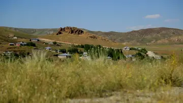 Van Özalp kırsal manzara, dağlık arazi, köy yerleşimi, tarım alanları, Doğu Anadolu