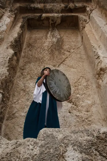 Van Urartu yazıtı, arbane çalan kadın, geleneksel müzik, kaya anıtı, Van kültürü