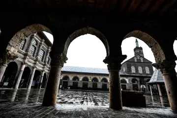 Yağmurlu tarihi cami avlusu, taş kemerler ve geleneksel mimari