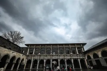 Yağmurlu tarihi cami avlusu ve taş kemerli mimari yapı