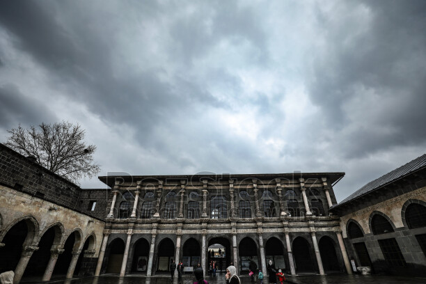 Yağmurlu tarihi cami avlusu ve taş kemerli mimari yapı