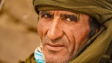 Hakkari'de puşi takmış adam portresi, geleneksel giyim ve yöresel kültür