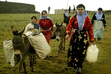 Urfa'nın Siverek İlçesine bağlı Çıkrık Köyünde şebeke suyu hizmeti olmadığından dolayı kadınlar köyün dışında bulunan dereden eşeklerle su taşıyor. Karacadağ eteklerinde bulunan köyde yurttaşlar geçimini hayvancılık yaparak sağlıyor. Ancak su sıkıntısı nedeni ile özellikle kadınlar büyük zorluklarla karşı karşıya kalıyor.