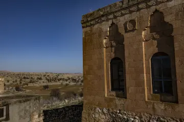 Zaz Köyü Mor Dimet Kilisesi taş cephe oyma süslemeler ve tarihi mimari