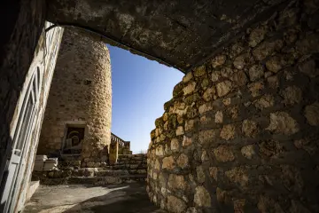 Zaz Köyü Mor Dimet Kilisesi taş avlu tarihi kule ve Süryani mimarisi
