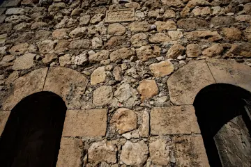 Zaz Köyü Mor Dimet Kilisesi tarihi yazıt taş duvar ve kemerli mimari