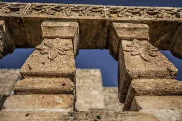 Zaz Köyü Mor Dimet Kilisesi taş korkuluk ve oyma süsleme detayları