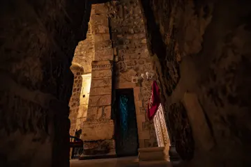 Zaz Köyü Mor Dimet Kilisesi taş sütun kemerli iç mekân ve Süryani mimarisi