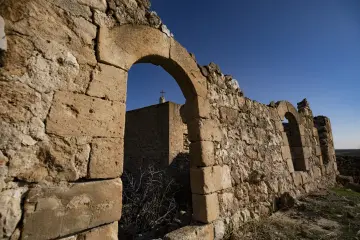 Zaz Köyü tarihi taş yapı kemerli duvar kalıntıları ve Süryani mimarisi