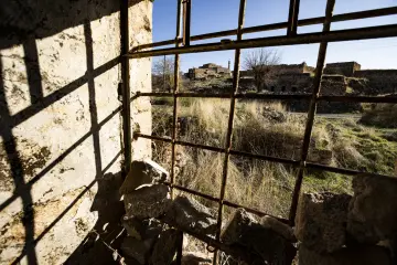 Zaz Köyü terk edilmiş eski taş yapı ve köy manzarası