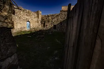 Zaz Köyü Mor Dimet Kilisesi tarihi taş duvar kalıntıları ve taş mimarisi