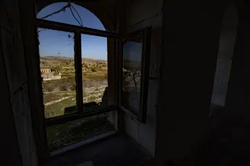 Zaz Köyü terk edilmiş taş evden köy ve kırsal manzara görünümü