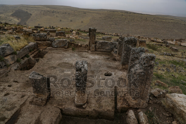 Zerzevan Kalesi taş temelleri, arkeolojik kalıntılar ve Mezopotamya tarihî yapı manzarası.