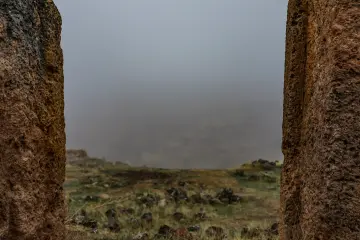 Zerzevan Kalesi, tarihi kalıntılar, ova manzarası ve sisli hava