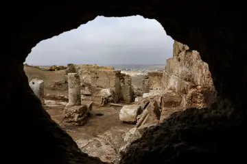 Zerzevan Kalesi kalıntıları mağara açıklığından görülen tarihi yapı ve Mezopotamya'nın etkileyici arkeolojik mirası.