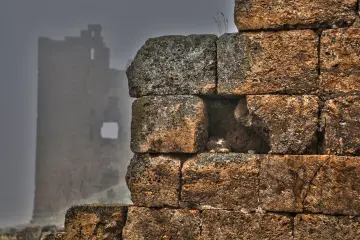 Zerzevan Kalesi, taş duvar, tarihi mimari ve sisli manzara