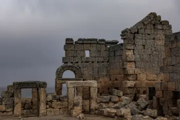 Zerzevan Kalesi kemerli taş yapı, Mezopotamya arkeolojik kalıntıları ve tarihî mimari fotoğrafı.