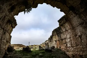 Zerzevan Kalesi tonozlu taş geçidi ve Mezopotamya'nın tarihî taş mimarisini gösteren arkeolojik fotoğraf.