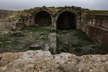 Zerzevan Kalesi tonozlu taş yapıları ve Mezopotamya arkeolojik mirasını gösteren tarihî fotoğraf.