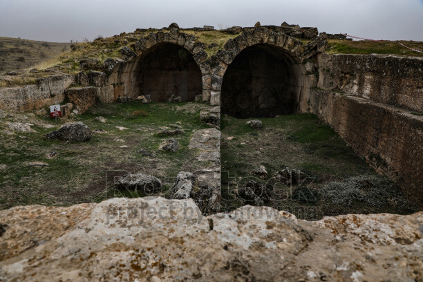 Zerzevan Kalesi tonozlu taş yapıları ve Mezopotamya arkeolojik mirasını gösteren tarihî fotoğraf.