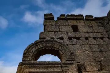 Zerzevan Kalesi, taş kemer, Roma mimarisi ve tarihi duvar