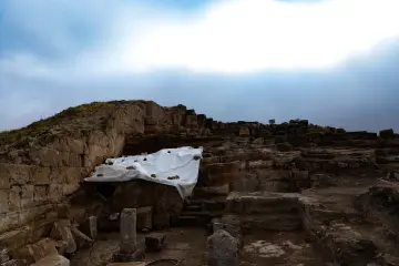 Zerzevan Kalesi arkeolojik kazı alanı, taş kalıntılar ve Mezopotamya'nın tarihi mirasını yansıtan görünüm.