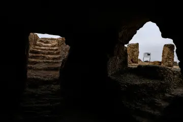 Zerzevan Kalesi, kaya odası, yer altı yapıları ve tarihi kalıntılar