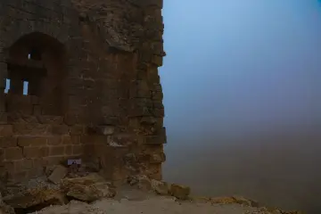 Zerzevan Kalesi, sisli vadi, taş duvar ve Roma mimarisi
