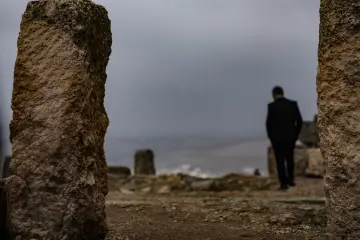 Zerzevan Kalesi'ndeki tarihi taş kalıntıları, Mezopotamya'nın arkeolojik mirasını yansıtan etkileyici görünüm.