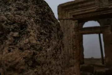 Zerzevan Kalesi, taş duvar, kemerli giriş ve Roma mimarisi