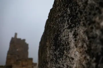 Zerzevan Kalesi, taş duvar, tarihi doku ve sisli kalıntılar
