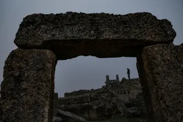 Zerzevan Kalesi, taş geçit, kemerli yapı ve Roma dönemi