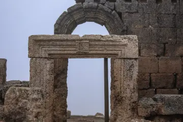 Zerzevan Kalesi, taş kapı, kemerli mimari ve Roma dönemi