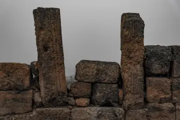 Zerzevan Kalesi, taş sütunlar, Roma mimarisi ve tarihi kalıntılar
