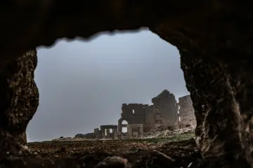 Zerzevan Kalesi, kaya açıklığı, tarihi taş yapılar ve Roma dönemi